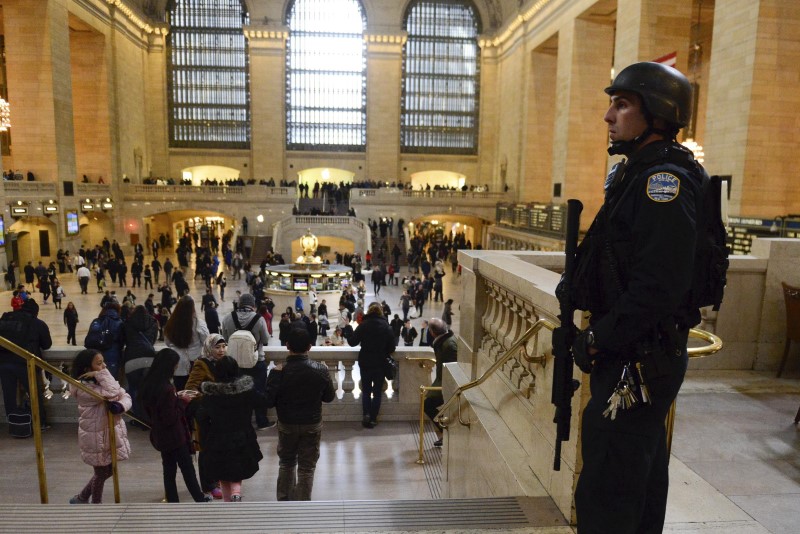 A member of the NYPD Joint Terrorism Task Force patrol Grand Central Station in the Manhattan borough in New York, in this March 22, 2016, file photo.  REUTERS/Stephanie Keith/Files